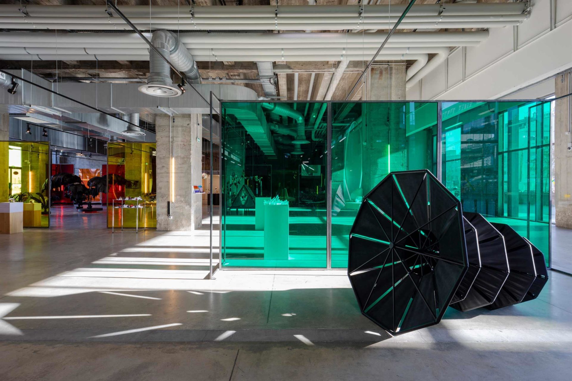 Vue de l’exposition collective « Formes du transfert », Magasins généraux, Pantin, 2022 © Origins Studio / Fondation d’entreprise Hermès