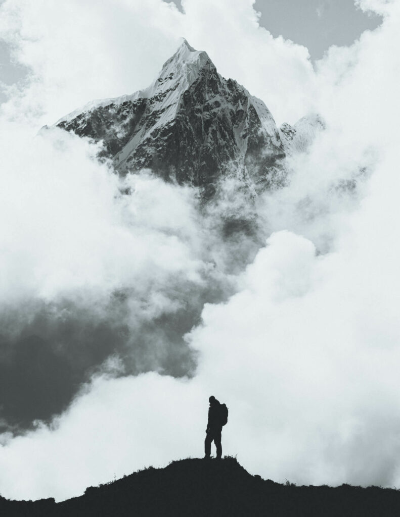 photographie romantique, homme face à la montagne, grimpeur, force de la nature
